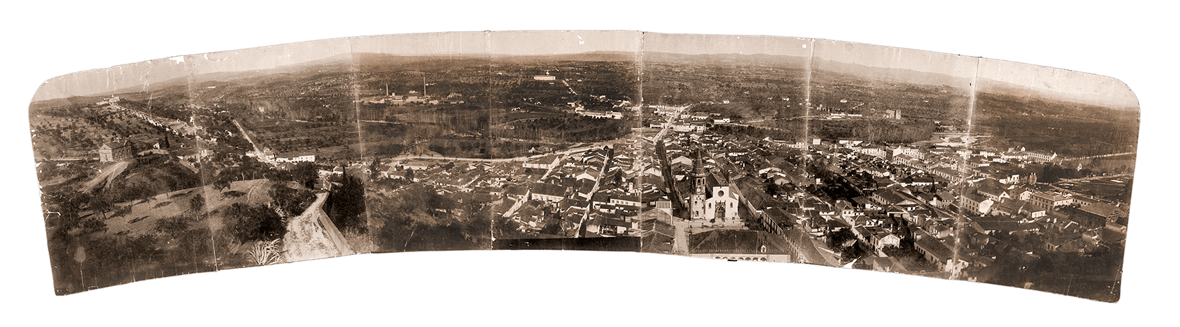 Vista panorâmica da cidade de Tomar (1883-1897), Tomar. A partir de 7 tomadas de vista, montagem final em provas de albumina 22x112 cm. Fundo Silva Magalhães, fotógrafo António da Silva Magalhães | © Arquivo Fotográfico do Centro de Estudos em Fotografia de Tomar